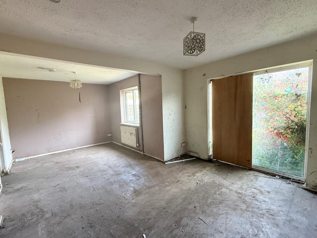 Lot: 112 - END-TERRACE HOUSE FOR IMPROVEMENT - Living Room & Dining Room in House in need of Refurbishment